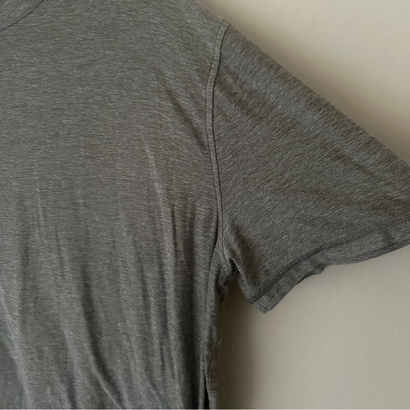 Vuori Strato Tech Tee Athletic Lounge Sporty Casual in grey Large - Picture 7 of 9